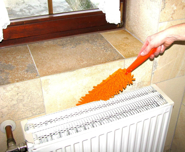 Flexibles Staubschwert mit 2 Mikrofaser Reinigungsflächen für glatte und rauhe Oberflächen von Schwarz-Technik